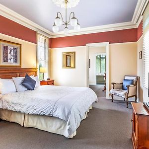 Banks Queen Room Spa Bath